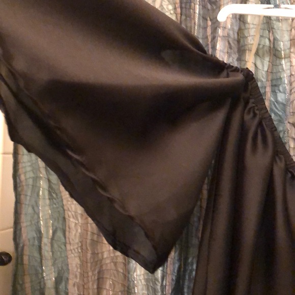 🔥Host Pick 11/18🔥Curvy Off Shoulder Satin Top - Picture 3 of 4